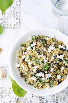 Sałatka z quinoa, szpinakiem, bakłażanem i fetą
