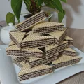 Domowe wafle kakaowe z masą z mleka w proszku