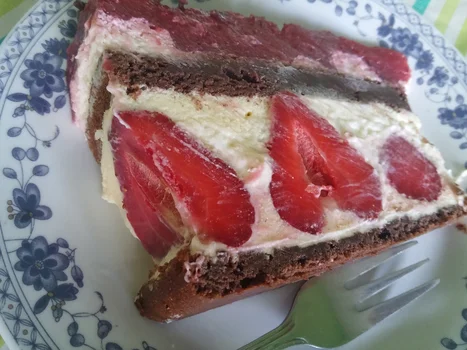 Tort mocno truskawkowy