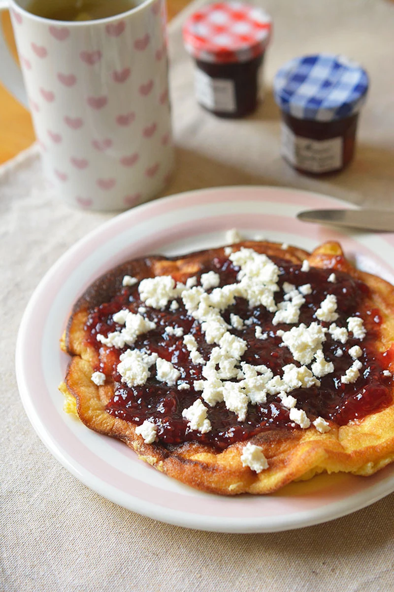 Omlet na słodko z dżemem i twarożkiem