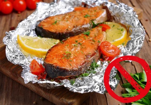 Nie trzymaj ryby pieczonej w folii! To skraca jej świeżość i psuje teksturę