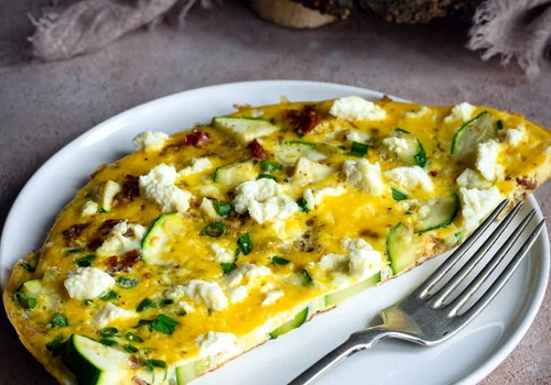 Omlet z cukinią i serem feta