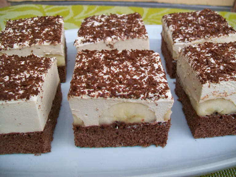 Biszkopt z kremem kawowym i bananami