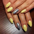 Manicure hybrydowy - żółty z brokatem