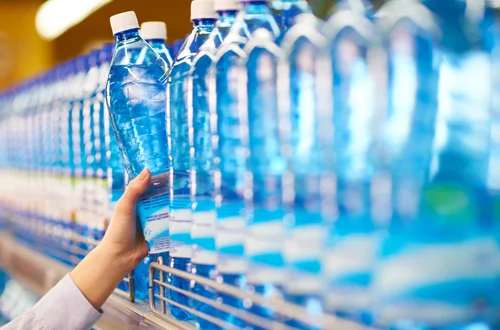 Znana sieć sklepów wycofuje napoje z oferty. Wszystko przez nowy system kaucyjny