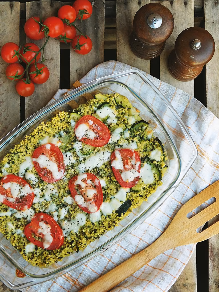 Zapiekana kasza ze szpinakiem, cukinią, serem feta i mozzarella