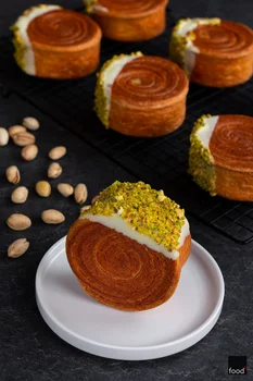 Okrągłe croissanty z pistacjami z Lafayette