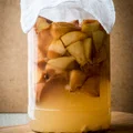 Jak zrobić domowy ocet jabłkowy, który pomaga w dbaniu o zdrowie? Poznaj przepis