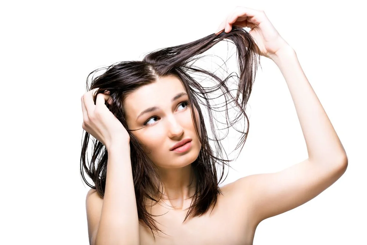 Jak walczyć z przetłuszczającymi się włosami?