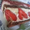 Tort mocno truskawkowy