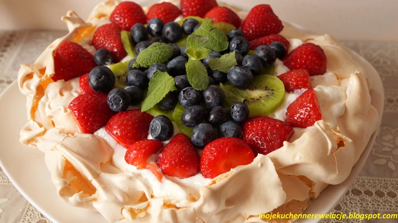 Pavlova - tort bezowy - z owocami i kremem mascarpone