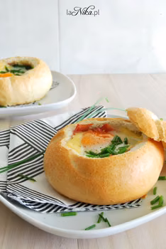 Jajko zapiekane w bułce z szynką parmeńską, serem i szpinakiem