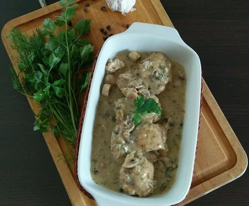 Udka kurczaka w sosie pieczarkowym