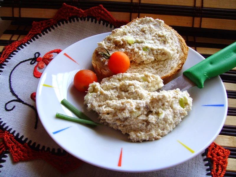Pasta twarogowa z rybą w oleju i cebulką dymką