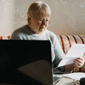 Wypłaty trzynastek przesunięte. ZUS opublikował nowy harmonogram kwietniowych przelewów