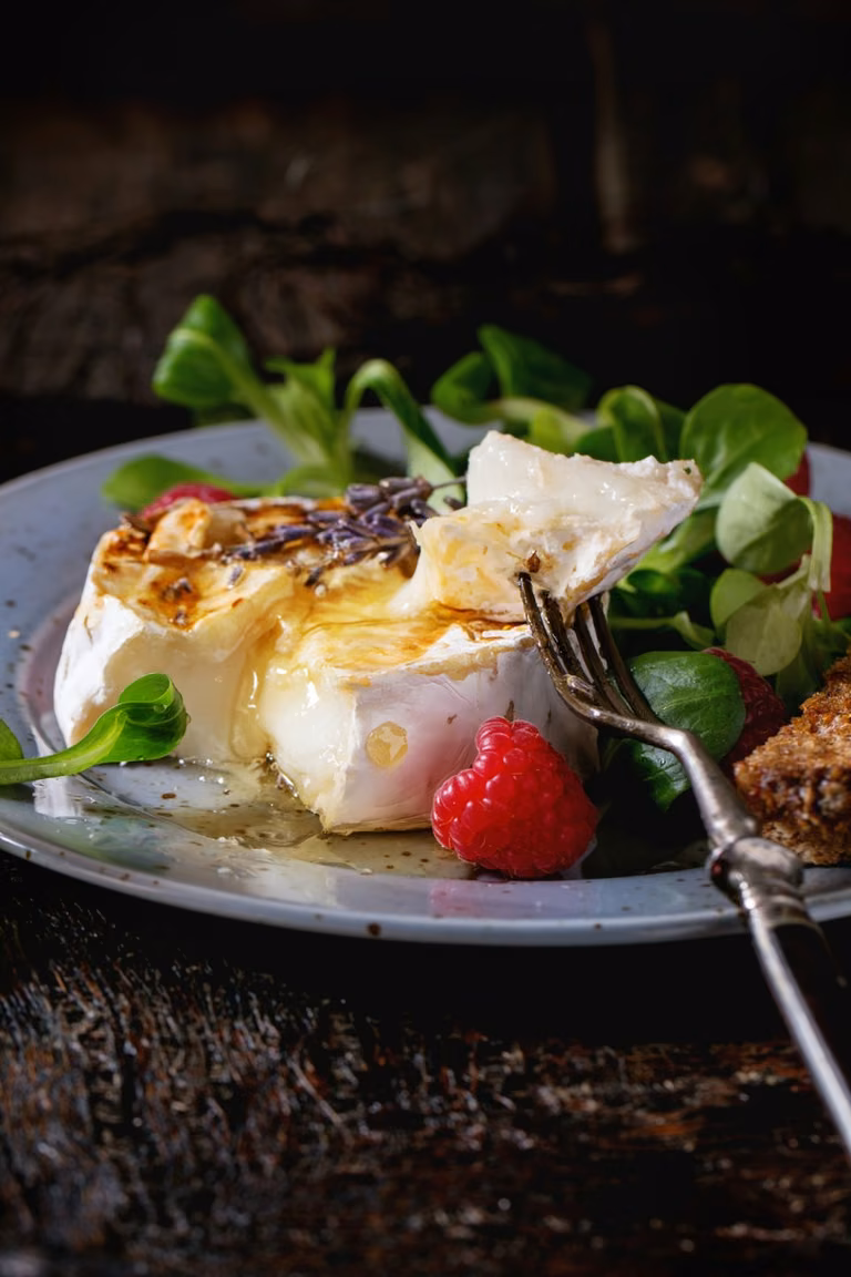 PIECZONY CAMEMBERT Z MIODEM I MALINAMI