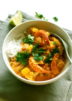 curry z krewetkami, kalafiorem, pomidorami i mlekiem kokosowym