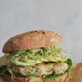 Burgery rybne z sałatą, cukinią, kiełkami i awokado