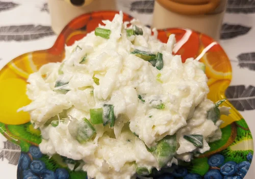 Surówka z białej rzodkwi i szczypiorku ze śmietaną