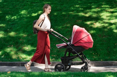 Pracująca mama dostanie z ZUS 1500 zł co miesiąc! Informacja od ZUS