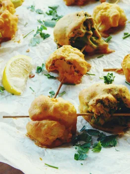 Szaszłyki z brokuła i kalafiora w kukurydzianym cieście