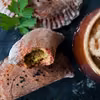 Pieczone pierożki w stylu indyjskim, z czerwoną soczewicą i chutney'em z jabłek.