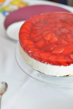 Lekki sernik na zimno z truskawkami