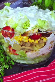 Sałatka warstwowa z kurczakiem curry