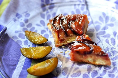 Odwrócone ciasto ze śliwkami i karmelem