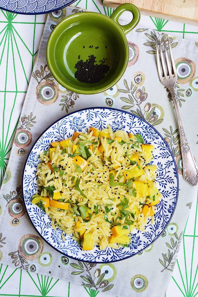 Makaron orzo z żółtą cukinią