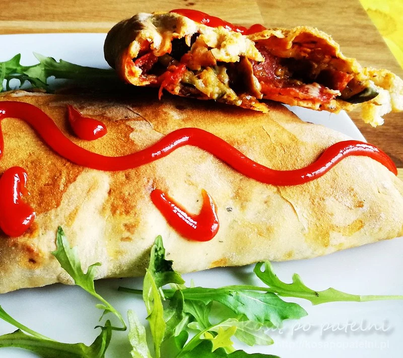 Domowa pizza calzone