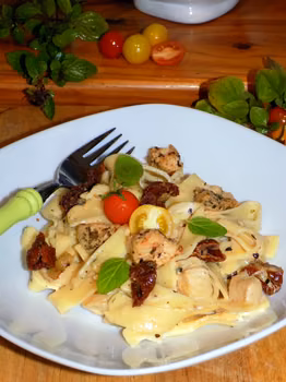 tagliatelle z kurczakiem i suszonymi pomidorami