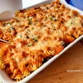 Zapiekanka makaronowa z szynką i pieczarkami