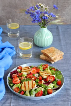 Sałatka z serem halloumi, truskawkami i melonem
