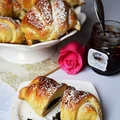Rogaliki drożdżowe z prażoną śliwką i czekoladą