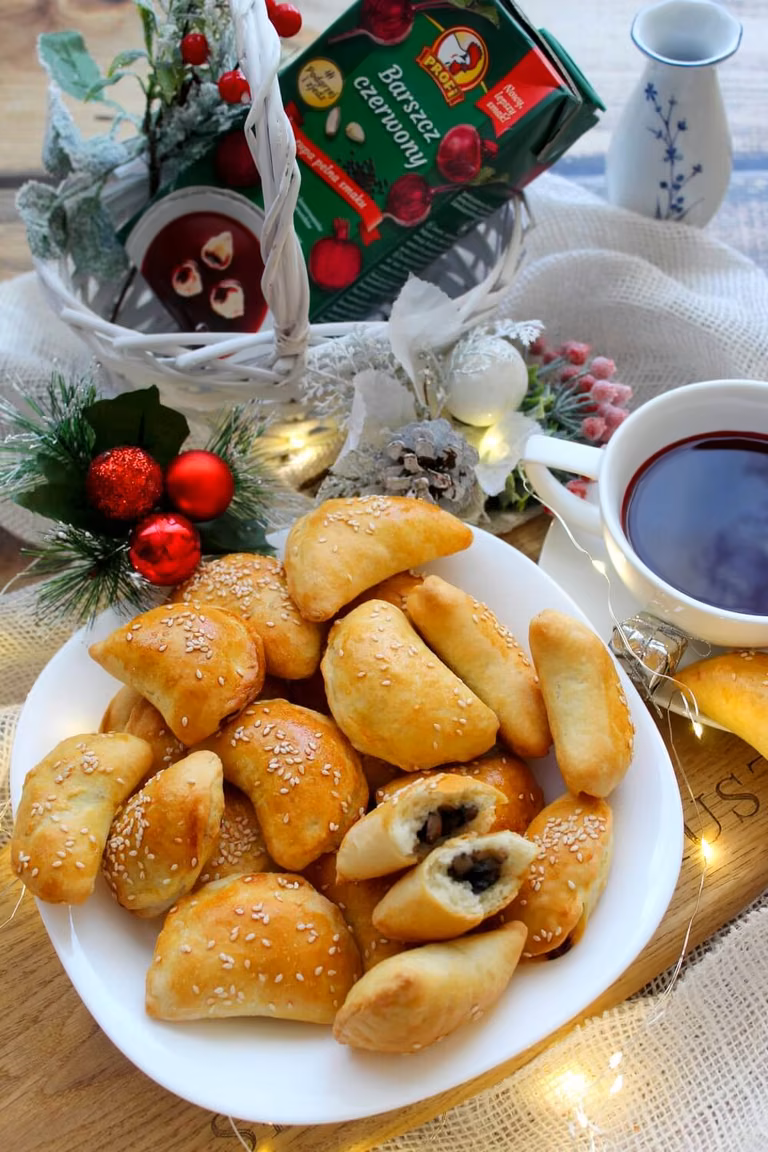 Drożdżowe pierogi z pieczarkami do barszczu czerwonego