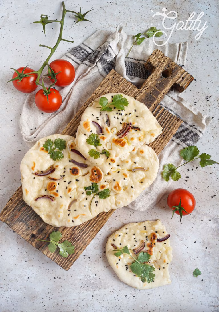 Chlebki naan z czosnkiem