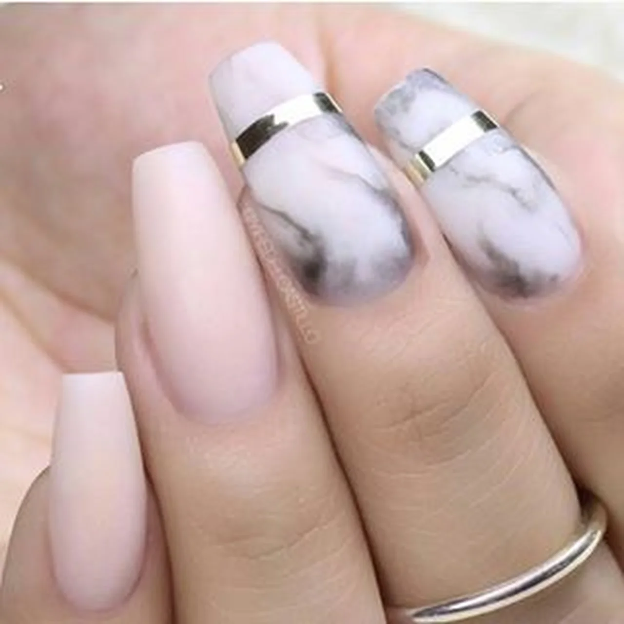 Świetny pomysł na paznokcie ;)