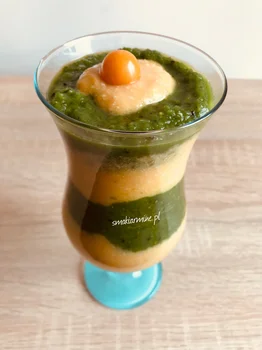 Kolorowe smoothie z groszkiem cukrowym i orzechami nerkowca