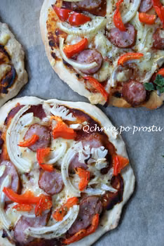 Mini pizze z kiełbasą