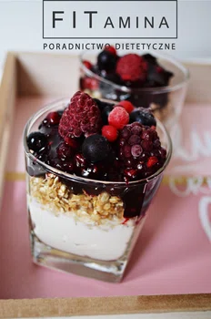 Fit deser jogurtowy z owocami leśnymi