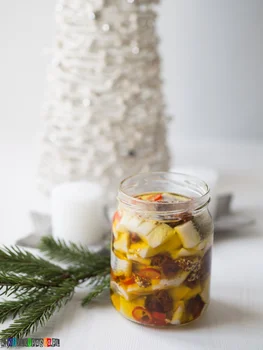 Śledź pikantny z chilli i suszonymi pomidorami