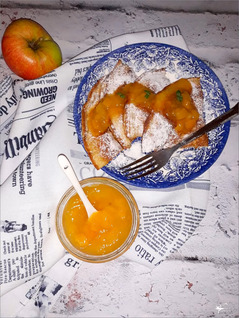 Jabłkowy omlet z cynamonem i owocami
