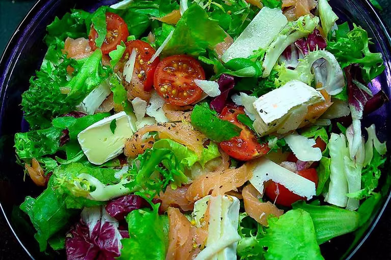 Sałatka z łososiem i serem camembert