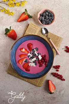 Owsiane smoothie bowl z burakiem i owocami
