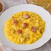 Włoskie risotto alla monzese z szafranem i kiełbasą salsiccia