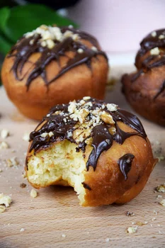 Pączki z czekoladą i orzeszkami