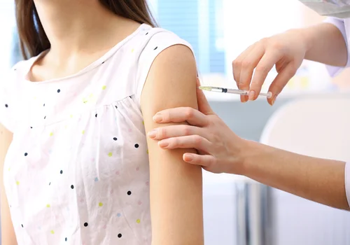 Ruszyły darmowe szczepienia przeciw HPV! Jak się zapisać? Kto może skorzystać?
