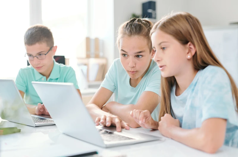Rewolucja w szkołach od 2026 roku. Edukacja medialna trafi do podstawy programowej
