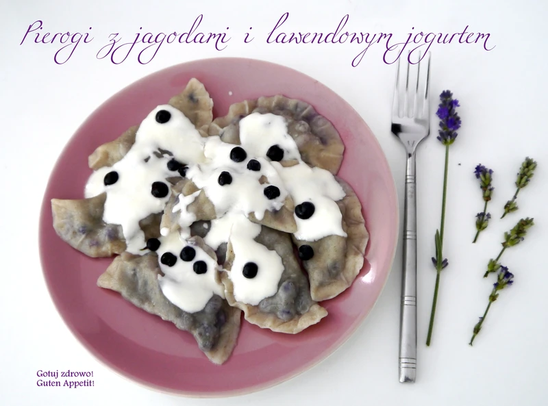Pierogi z jagodami i lawendowym sosem jogurtowym